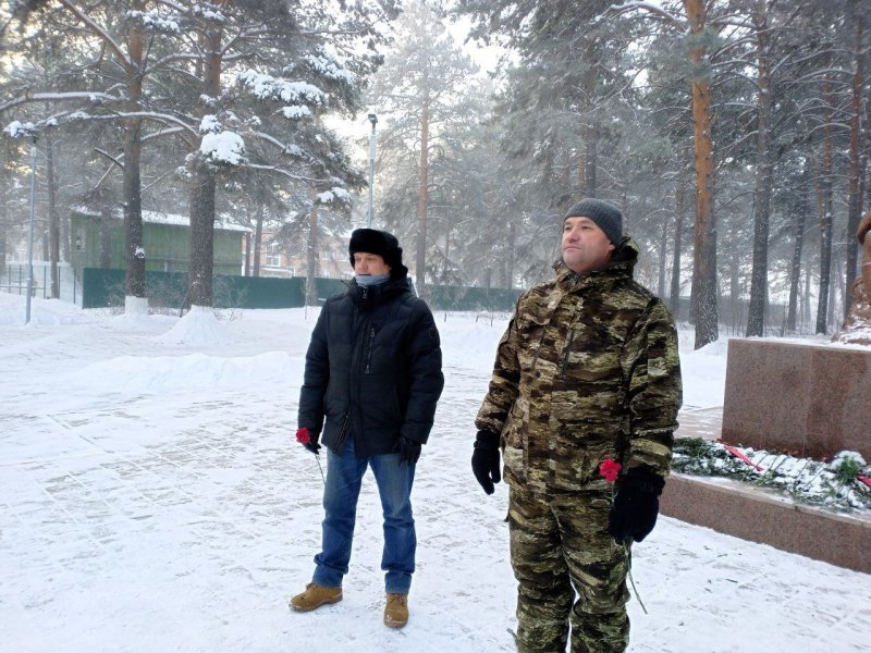 В Канске общественники и курсанты полицейского класса приняли участие в мероприятиях ко Дню героев Отечества