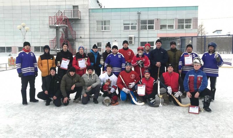 В Канске Полицейский Дед Мороз устроил для любителей зимних игр мастер-класс по хоккею в валенках
