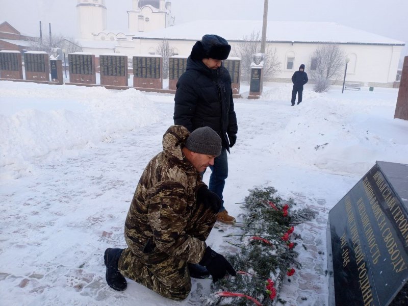 В Канске общественники и курсанты полицейского класса приняли участие в мероприятиях ко Дню героев Отечества