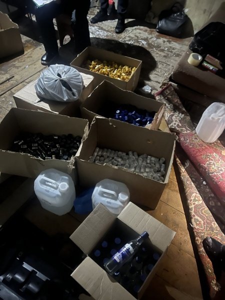В Канске полицейские помешали раскрутиться «алкобизнесменам», решившим заработать на производстве и продаже контрафакта