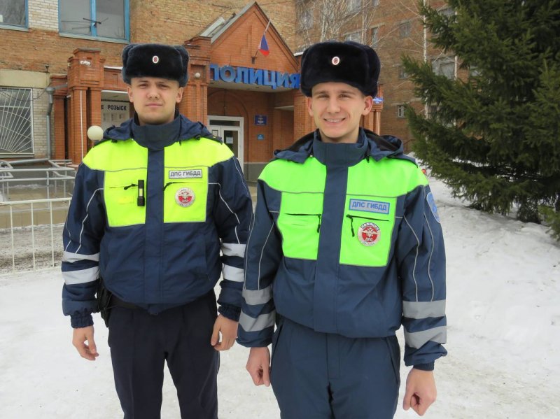 В Канске Красноярского края инспекторы ДПС оказались рядом в опасную минуту для мужчины, задохнувшегося угарным газом